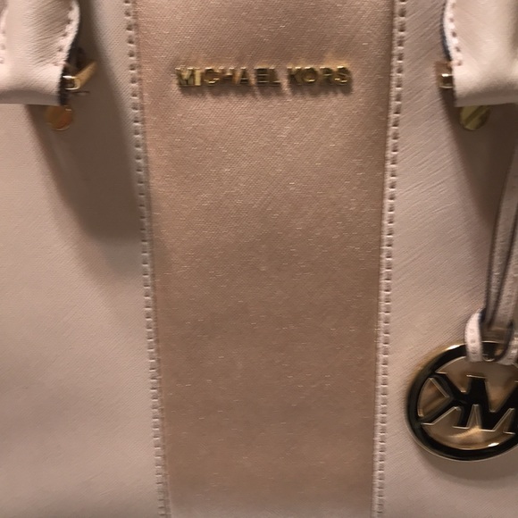 Michael Kors saffiano leather satchel with multiple compartments and zipper - Picture 10 of 11